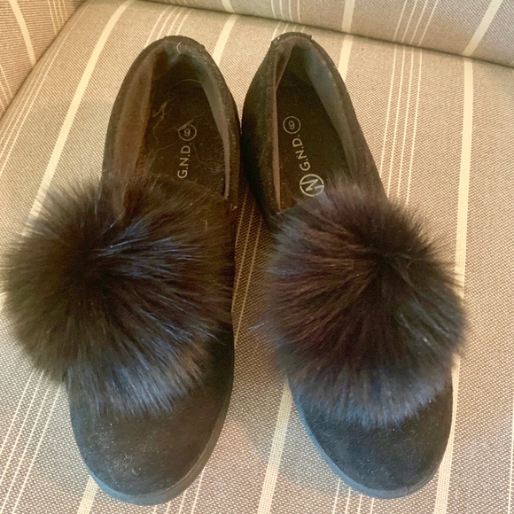 💙 G.N.D Size 6 Black Puff Ball Suede Sneakers - Picture 1 of 6